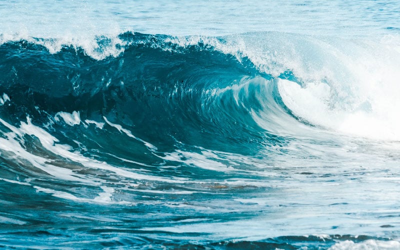 Stormy sea with foamy waves on sunny day - pexels.net by Daniel Torobekov