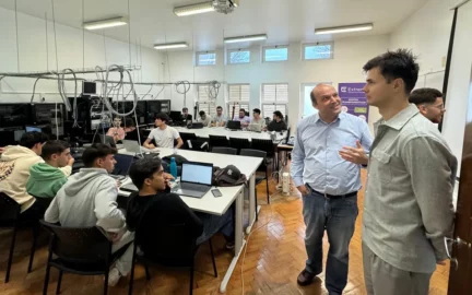 Volodymyr Buzkiv visiting research lab at IP Santarém