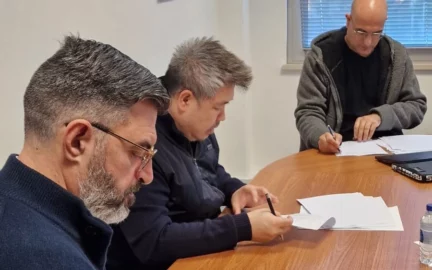 Filipe Galego, Hendra Tjahayadi, and João Rodrigues signing research agreement