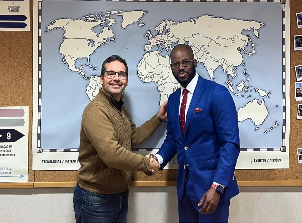 Nuno Mendonça shakes hands with Dr Olutoyosi Ogunkua