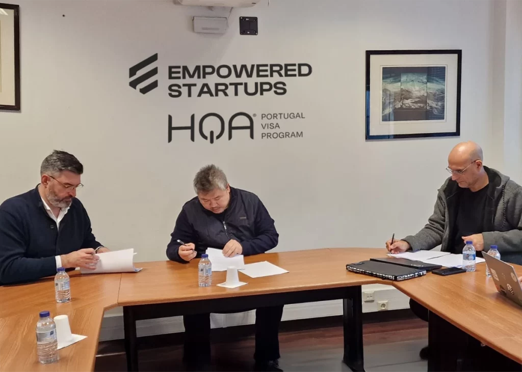 Filipe Galego, Hendra Tjahayadi, and João Rodrigues signing research agreement