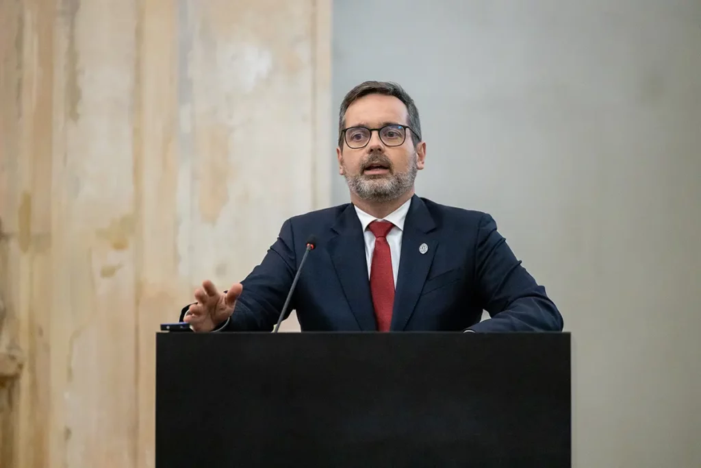 Nuno Mendonça delivers a closing speech 