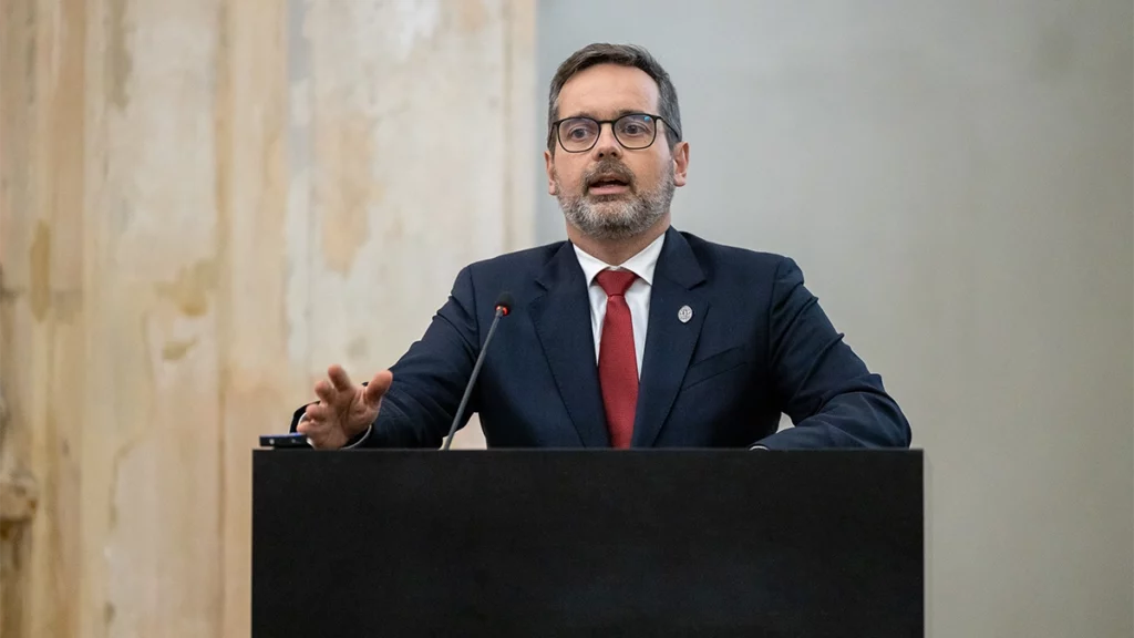 Nuno Mendonça delivering closing remarks in Coimbra