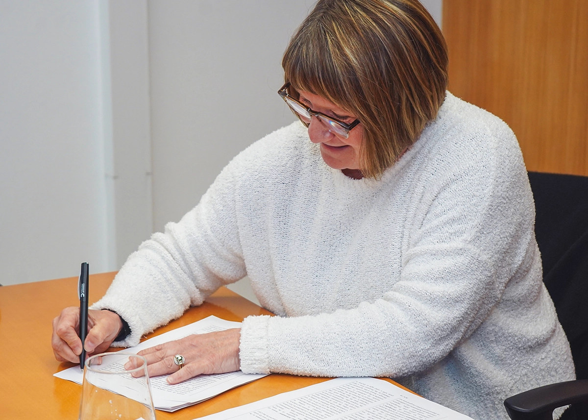 Janine signing a partnership agreement with the Polytechnic University of Coimbra