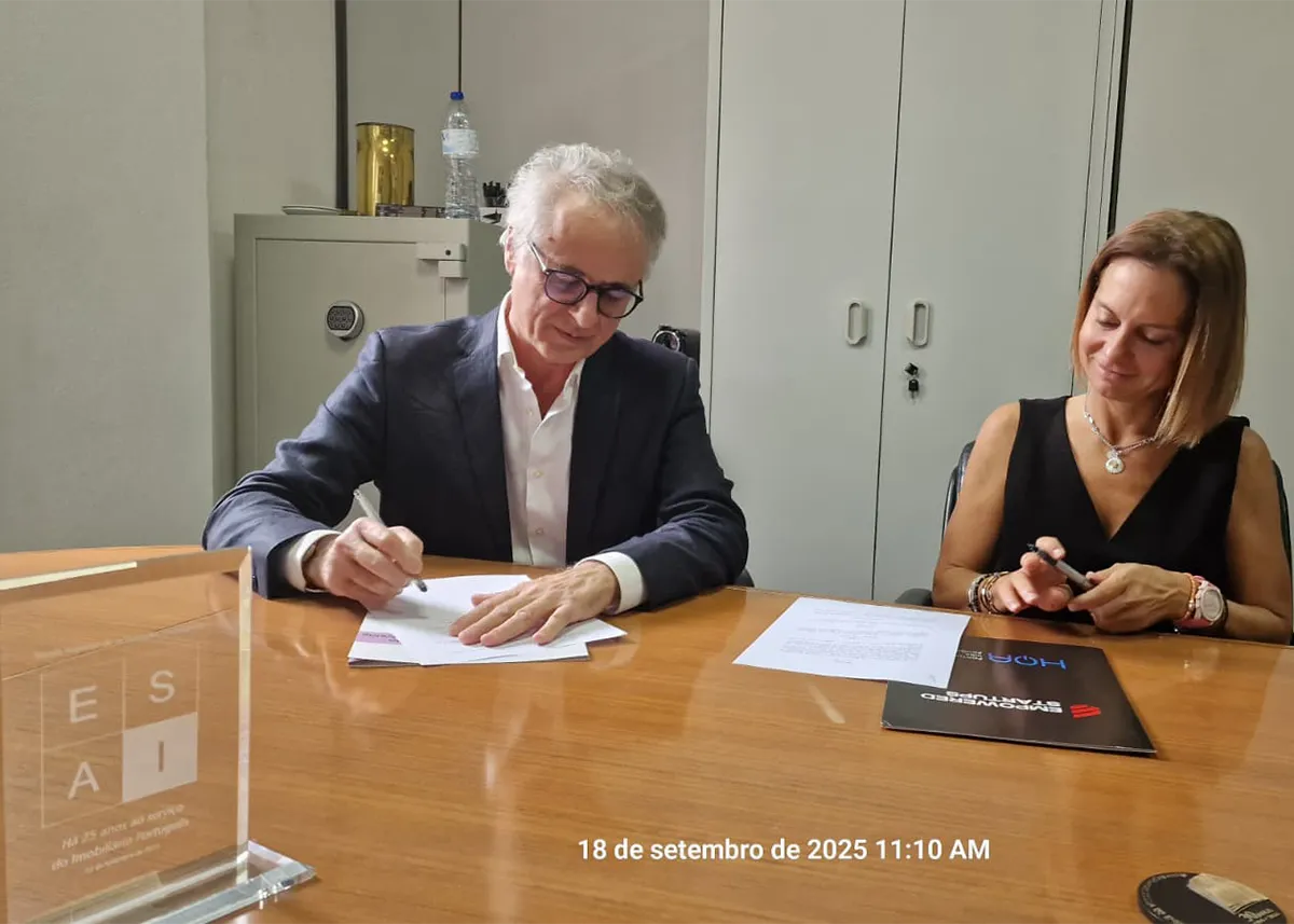 Franceso Berrettini and Julie Jeanne Lefebvre sign the MOU between Empowered and ESAI
