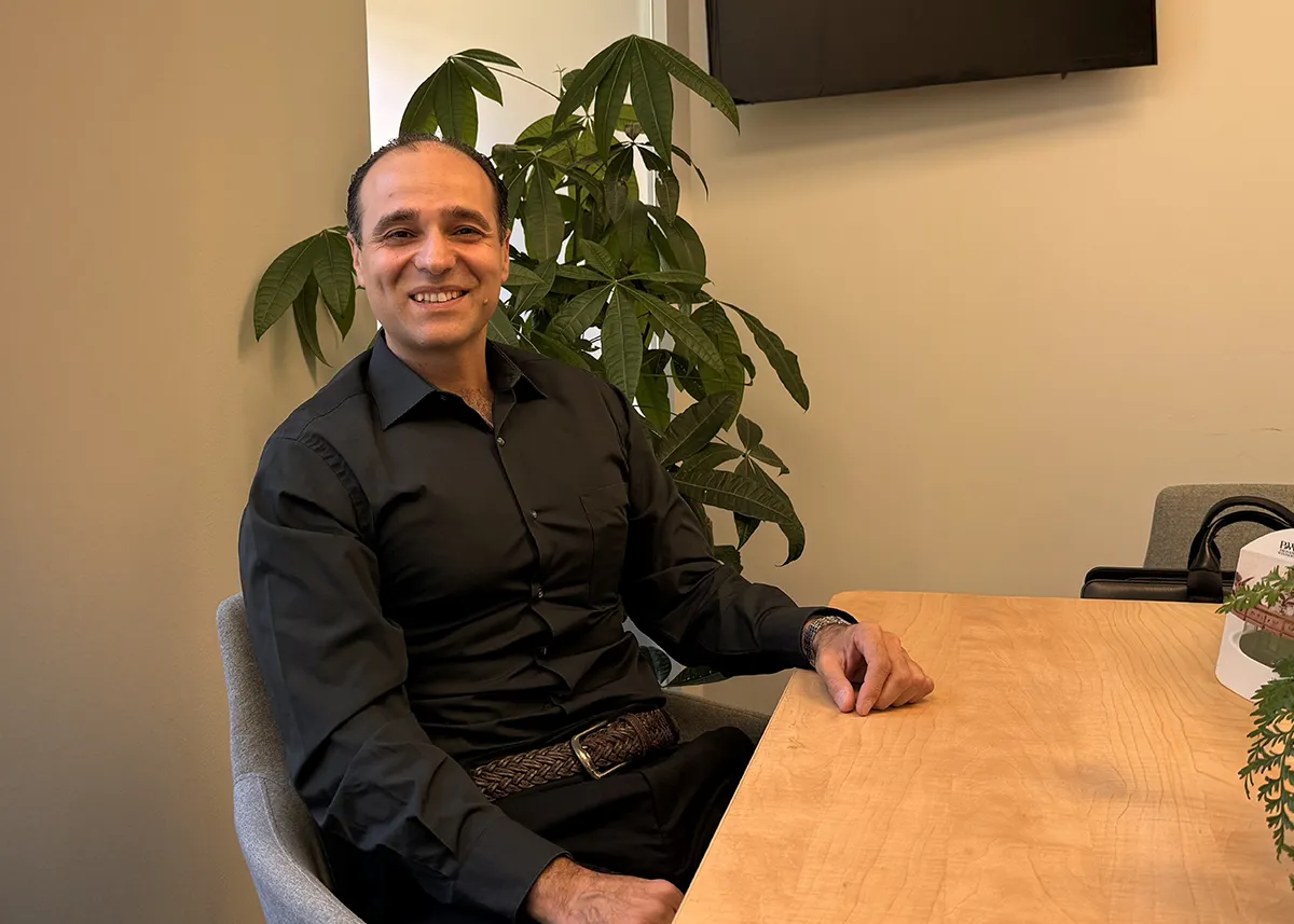 أجرى ماني أشرافي، الرئيس التنفيذي لشركة Innovo Extraction Technologies، مقابلة في مكتب Vancouver Empowered Startups.