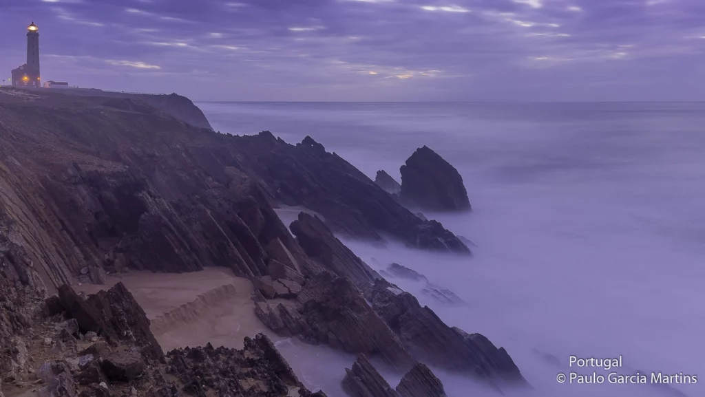 Lighthouse of São Pedro Moel, Marinha Grande In 1463 Don Afonso V gave São Pedro de Moel to the Count of Vila Real. The family had a palace in Leiria and several houses in São Pedro de Moel. They lived on this beach until 1641, when the last Marquis of Vila Real and Duke of Caminha were executed. The widowed Duquesa de Caminha mourned the death of her husband on a huge rock overlooking the beach that is named after him - Penedo da Saudade, at the top of which there is a lighthouse with the same name.
