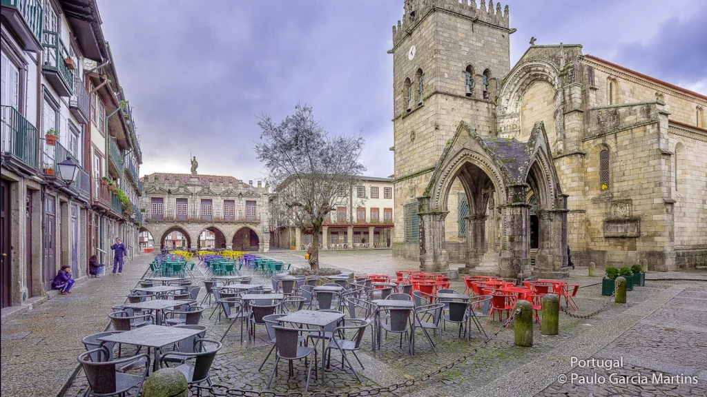 Largo Oliveira, Its a open museum has you can see. The church of Nossa Senhora da Oliveira Build over the foundations of an early monastery of the ninth century. O Padrão do Salado a gothic porch erected in the reign of D. Afonso IV to commemorate the Battle of Salado, in 1340. our "Arch of Triumph" and style houses porches, and more, and more.