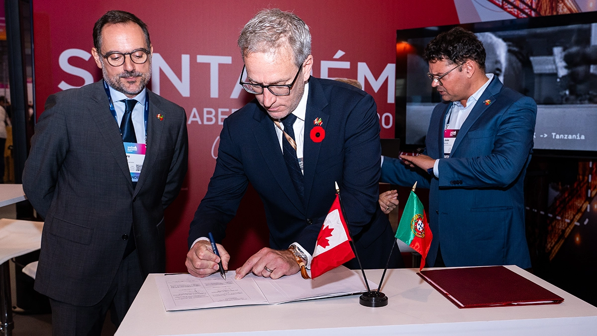 João Moutao, President of Instituto Politécnico de Santarém and Chris Lennon, President of Empowered Startups sign the MOU along with Nuno Mendonça, Vice Rector of Coimbra