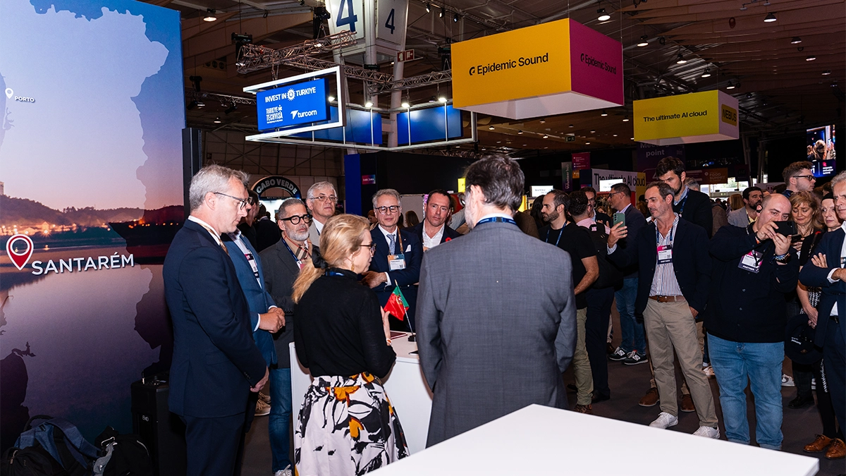 Gathering of representatives for the Government of Canada, Portugal, Empowered Startups and Press.