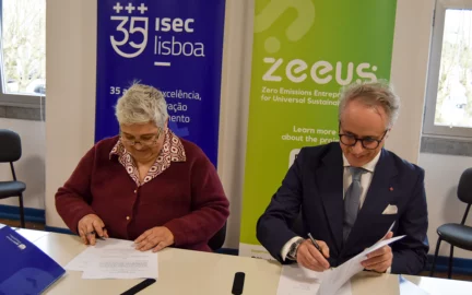 Cristina Ventura (Professor at ISEC Lisboa and Chairman of the Board of Directors at Universitas) & Francesco Berrettini (Director of Partnerships & Projects at Empowered Startups) sign the MoU.