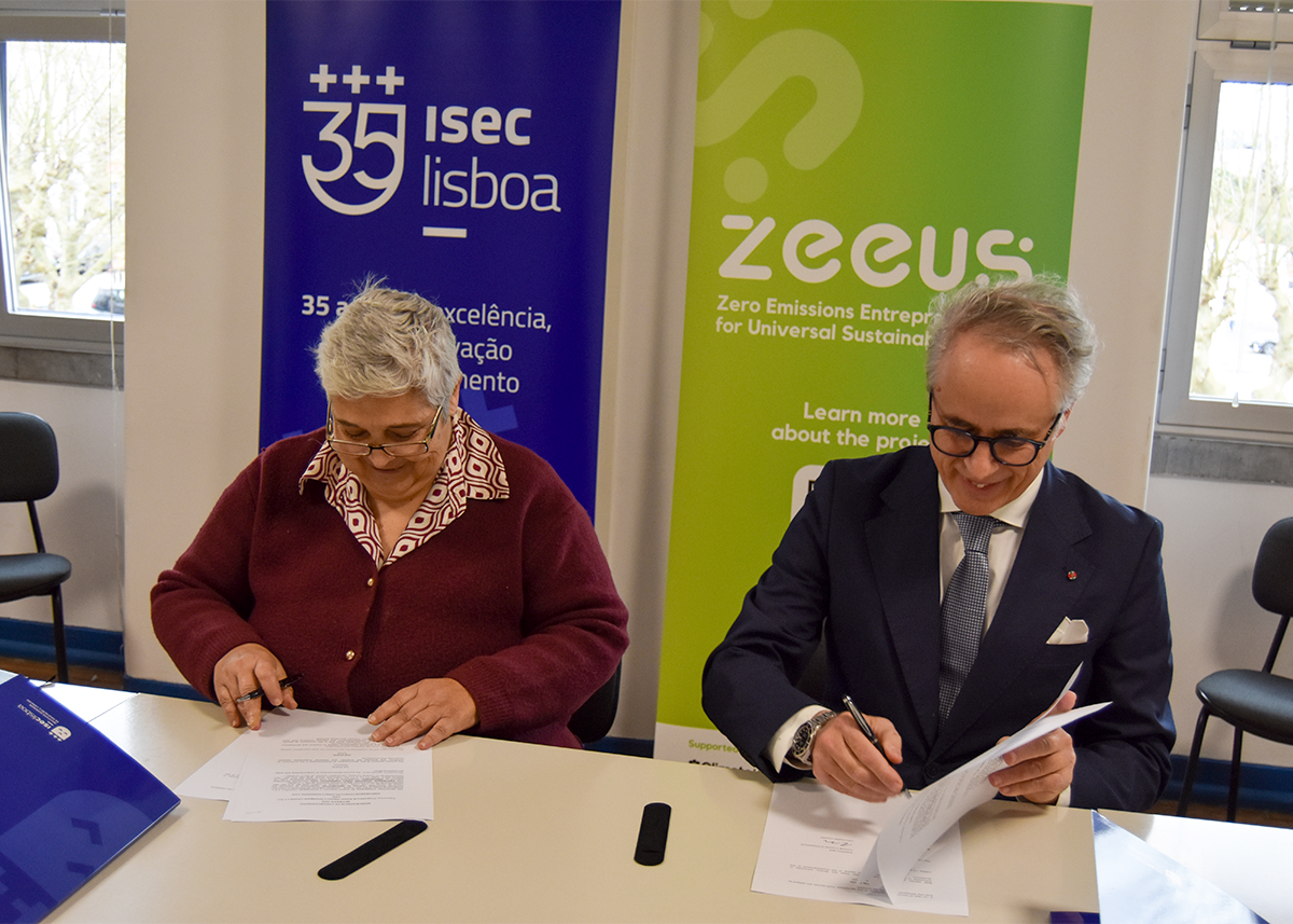 Cristina Ventura (Professor at ISEC Lisboa and Chairman of the Board of Directors at Universitas) & Francesco Berrettini (Director of Partnerships & Projects at Empowered Startups) sign the MoU.